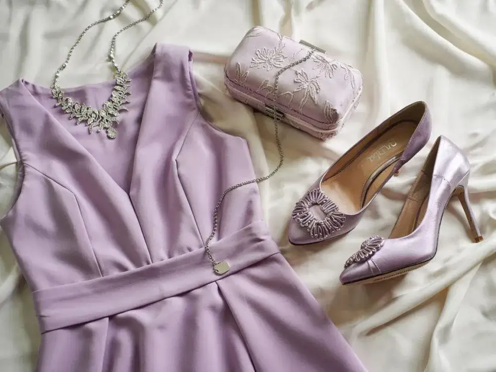 Jaka biżuteria do fioletowej sukienki? Sprawdź porady!