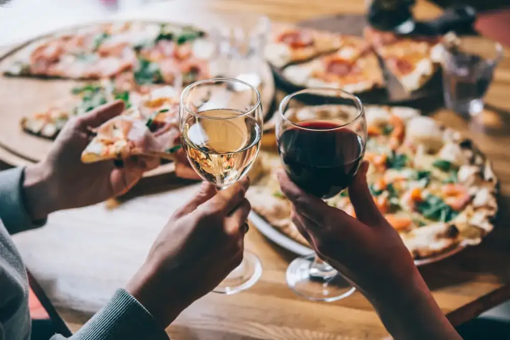 Jakie wino do pizzy? Odkryj idealne parowanie smaków dla siebie