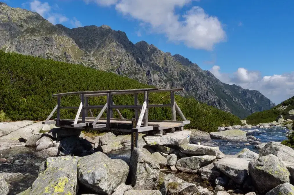 Most do Doliny Pięciu Stawów zniszczony: aktualna sytuacja i alternatywne drogi