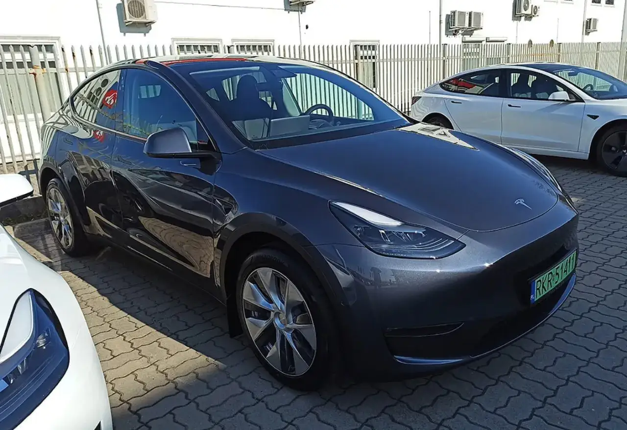 Tesla ile kWh: Jak efektywne są modele Tesla w zużyciu energii?