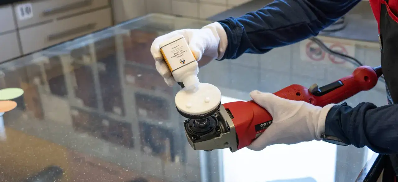 Rysy na lustrze: pasta polerska czy domowe triki? Wybierz mądrze!