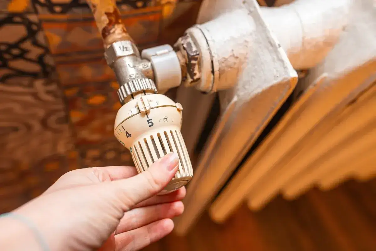 Kiedy grzeją w blokach? Poznaj ważne daty i warunki sezonu grzewczego