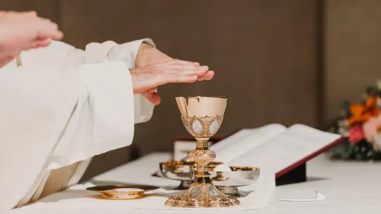 Czy opuszczenie niedzielnej mszy świętej to grzech? Poznaj odpowiedź.