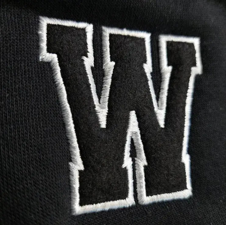 Jak wyszyć napis na bluzie - proste techniki i materiały dla każdego