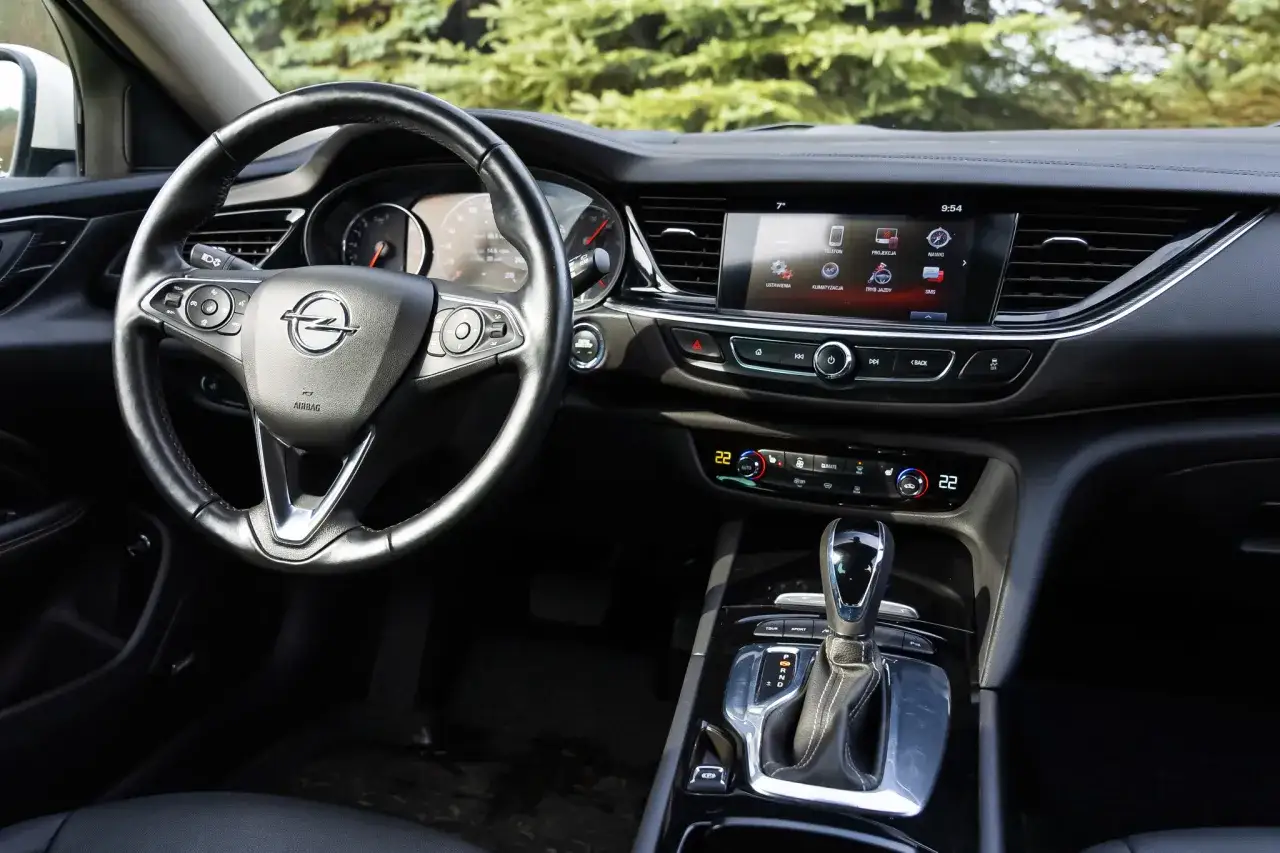 Opel Insignia jaki silnik wybrać: porównanie, wydajność i niezawodność