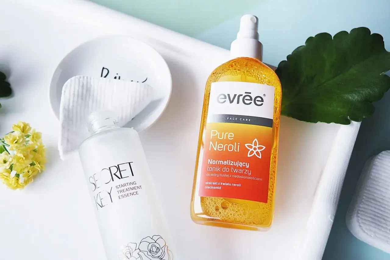 Dwa kosmetyki do pielęgnacji twarzy: tonik evree Pure Neroli i esencja Secret Key. Czy tonik się zmywa? Nie, to produkt do pozostawienia na skórze.
