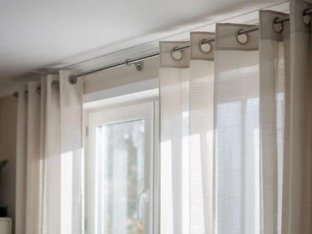 Alternatywy dla karnisza - nowoczesne sposoby na zawieszenie firan
