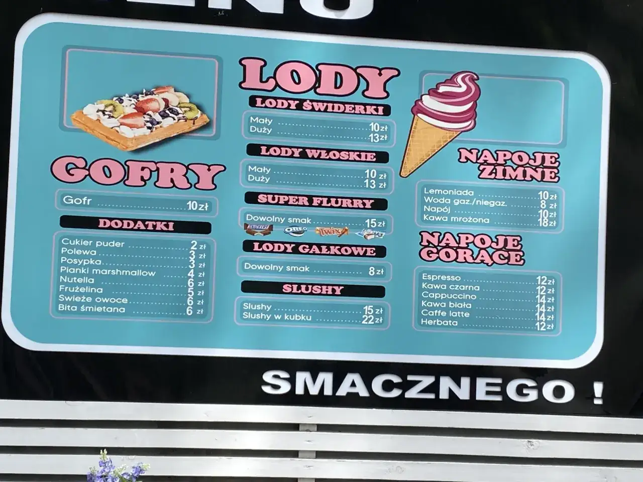 Cennik nad morzem: gofry od 10 zł, lody świderki i włoskie od 10 zł, napoje zimne od 8 zł. Smacznego!