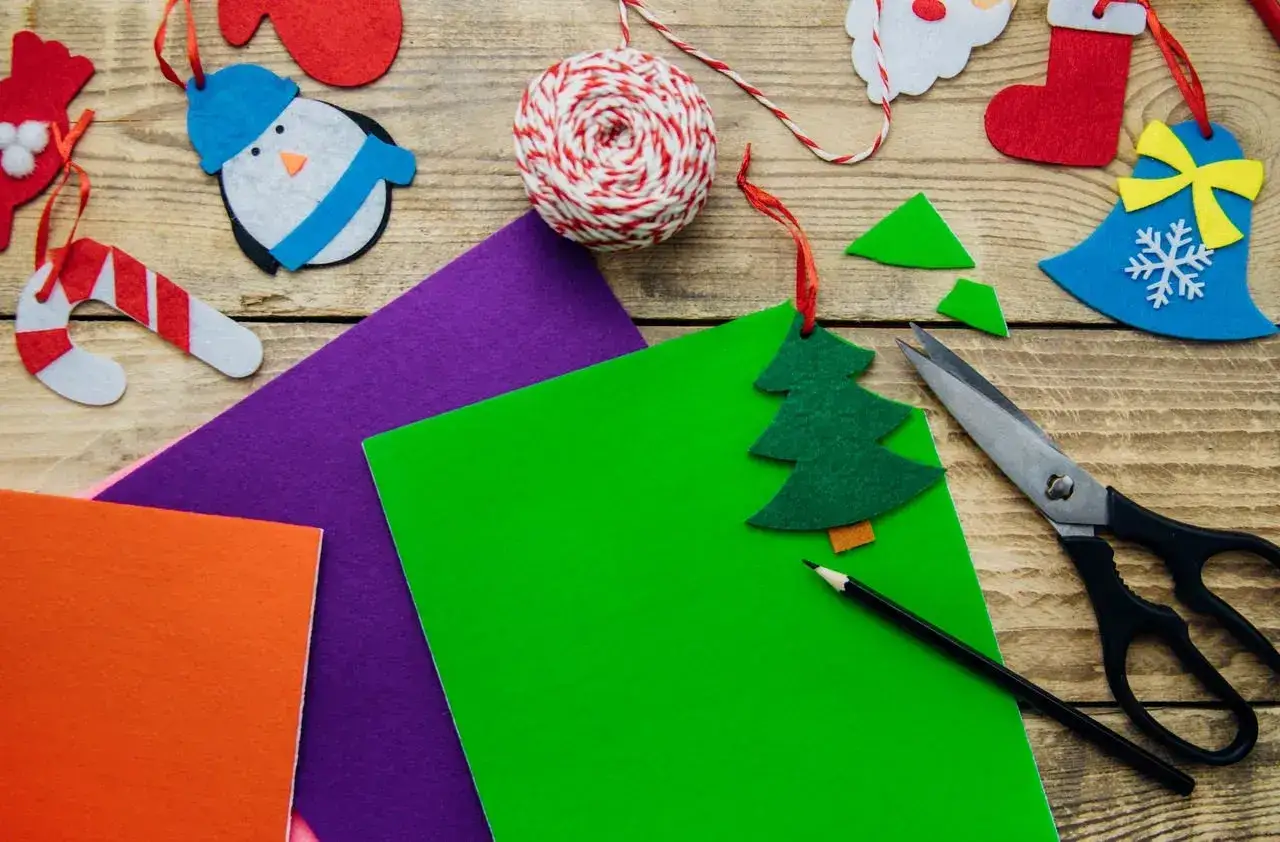 Z filcu dekoracyjnego można stworzyć świąteczne ozdoby: choinkę, dzwonek, pingwinka, cukrową laskę. Potrzebne są nożyczki, ołówek i kolorowy filc.