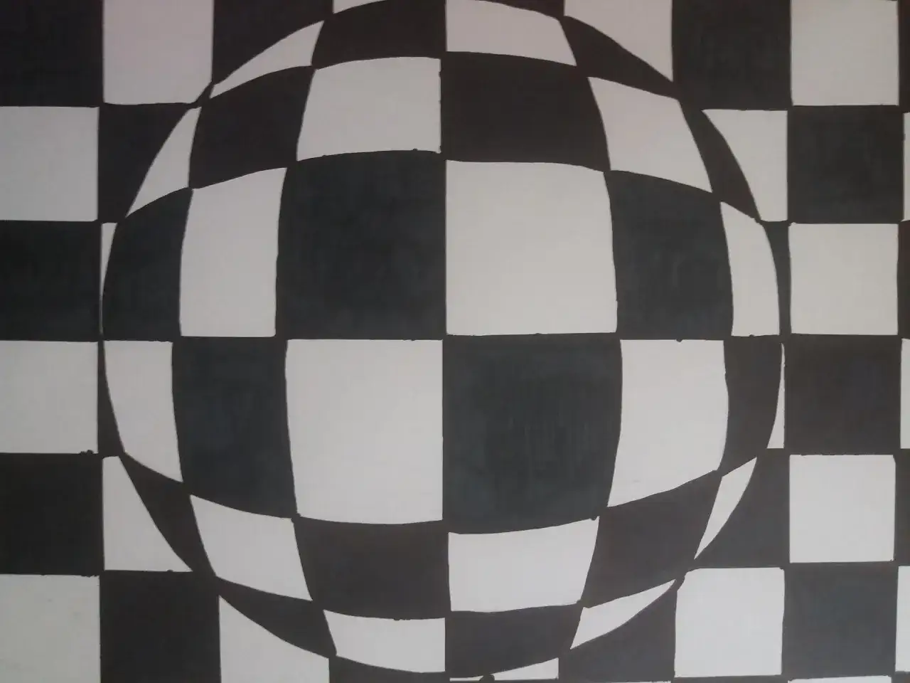 Czarno-biała kula z szachownicą, tworząca iluzję optyczną. Proste, ale efektowne op art łatwe do wykonania.