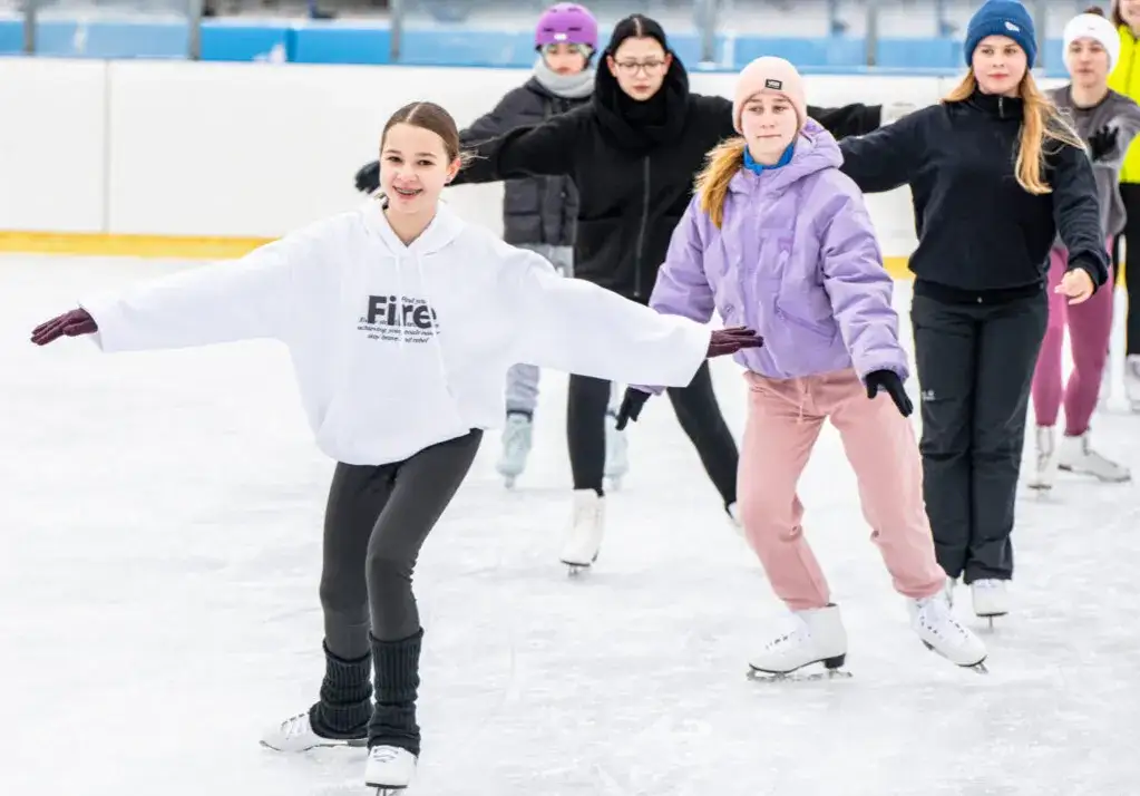 Jak ubrać się na lodowisko? Praktyczne porady na ciepły i wygodny strój