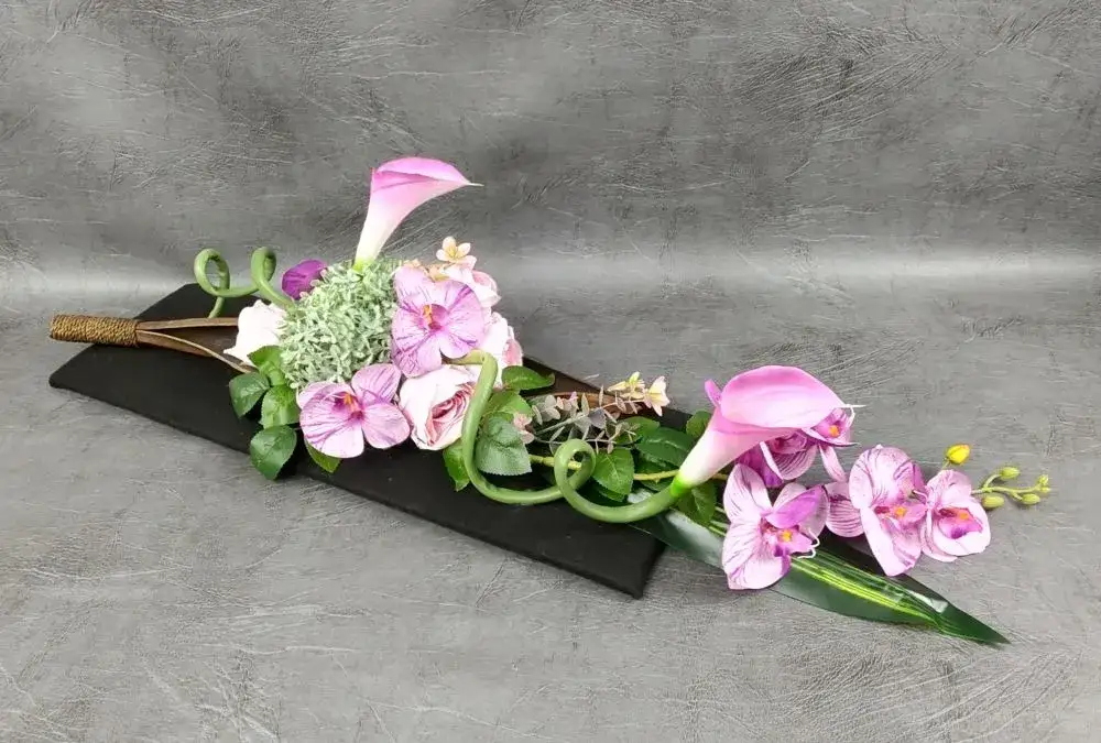 Sztuczne kwiaty jak żywe na cmentarz – trwałe i piękne dekoracje grobów