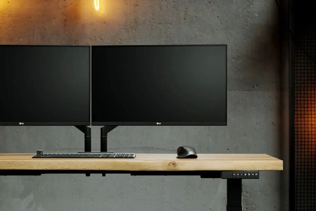 Jaki uchwyt do monitora? Wybierz idealny i odzyskaj biurko!