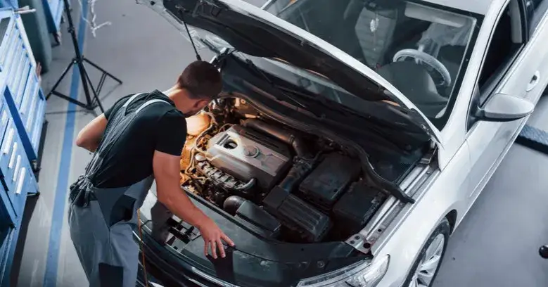 Co pod maską samochodu? Kluczowe elementy, które musisz znać