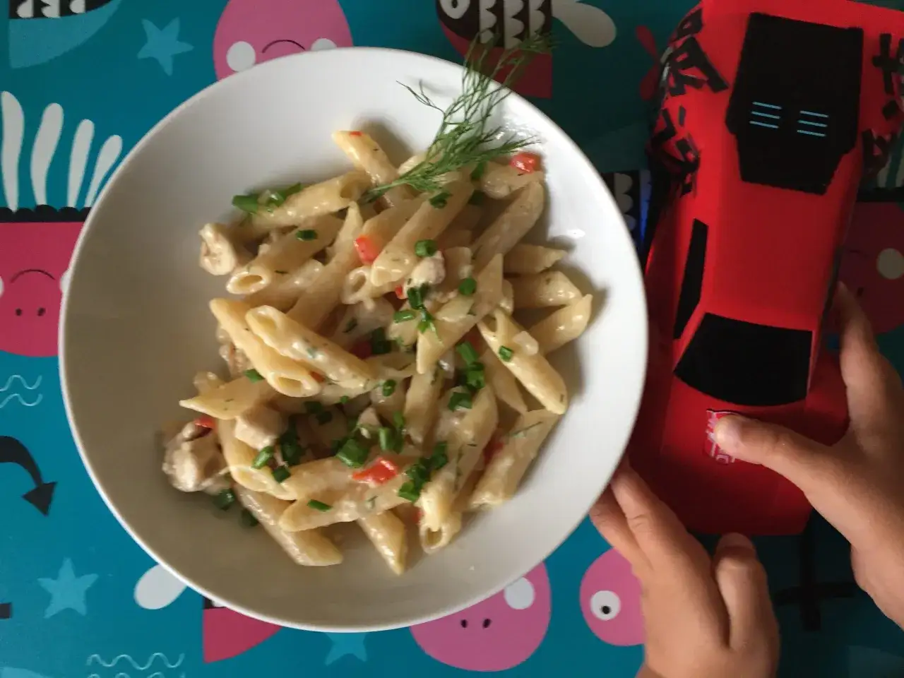 Jaki sos do makaronu z kurczakiem, aby zachwycić smakiem?