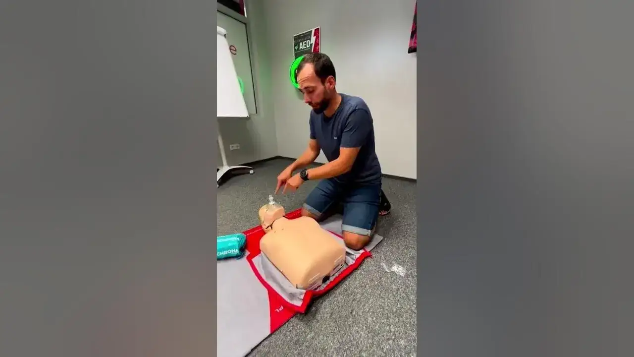 Jak oklepywać plecy starszej osobie na YouTube z zachowaniem bezpieczeństwa