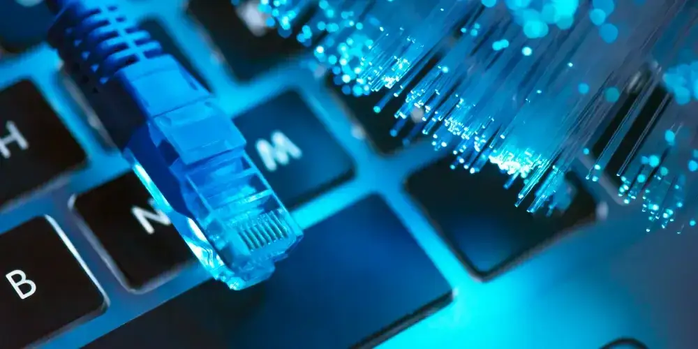 Ile kosztuje podłączenie światłowodu w bloku? Niskie opłaty i promocje