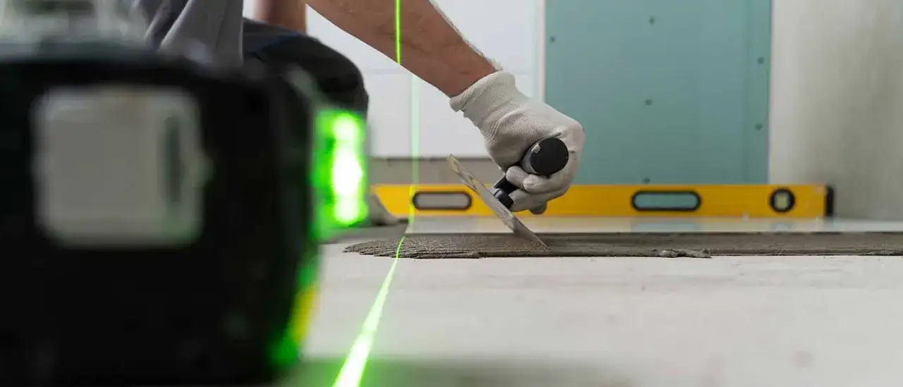 Jak używać poziomicy laserowej? Praktyczny poradnik krok po kroku