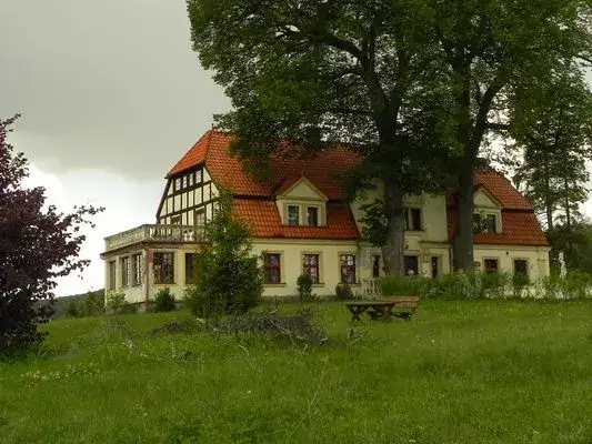 Dworek Paraszyno - historia, aktualny status i atrakcje w okolicy