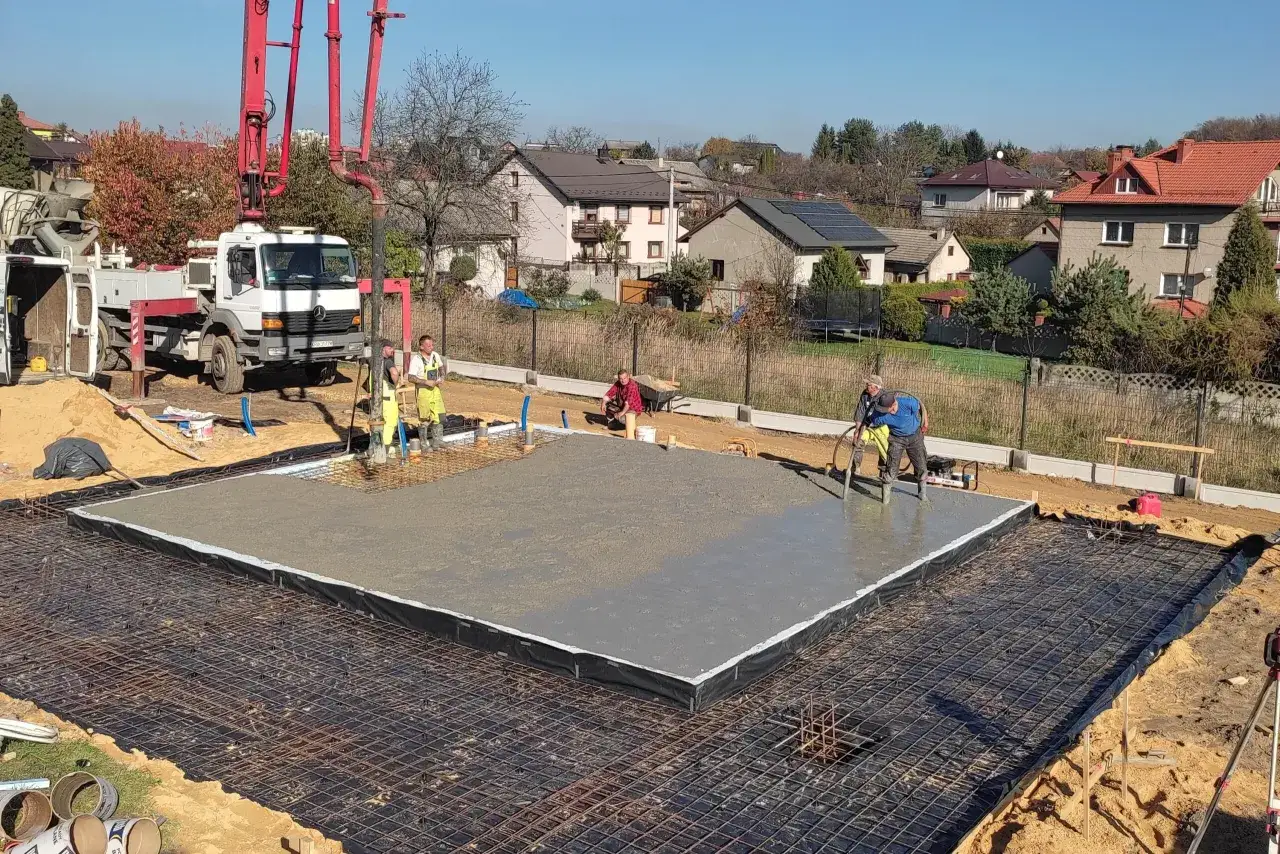 Fundament pod dom 70m2: Płyta czy ławy? Poznaj koszty i uniknij błędów