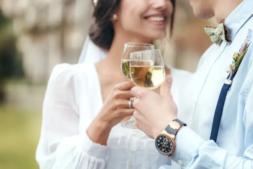 Ile szampana na wesele 100 osób? Sprawdź, ile naprawdę potrzebujesz
