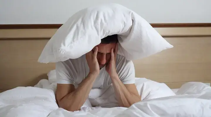 Dlaczego piszczy w uszach? Odkryj przyczyny i skuteczne rozwiązania