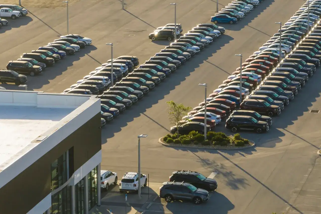 Duży parking lotniskowy w Düsseldorfie, pełen rzędów nowych samochodów. Zastanawiasz się, ile kosztuje parking na lotnisku w Düsseldorfie?