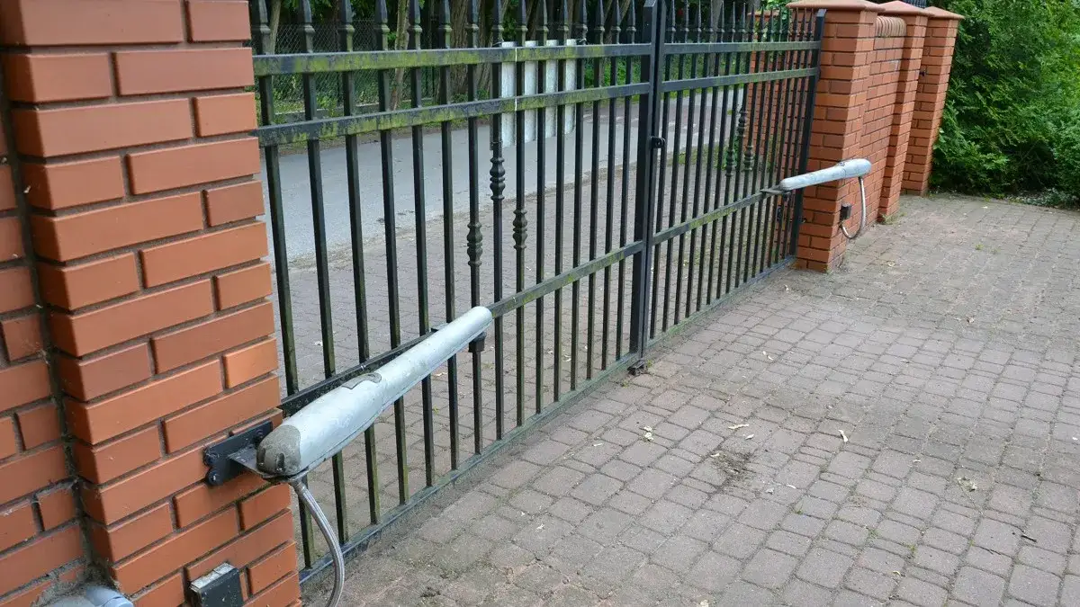 Ile prądu zużywa brama wjazdowa? Sprawdź, ile możesz zaoszczędzić