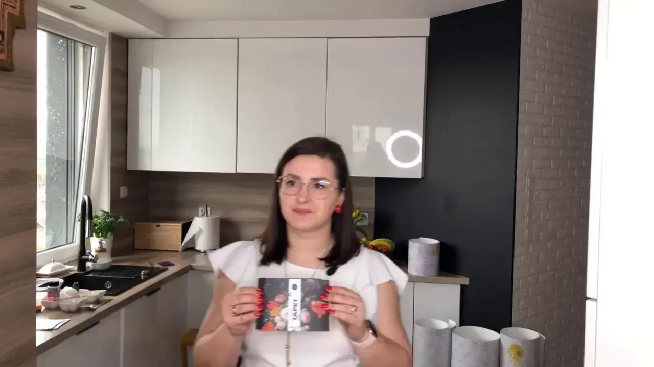 Jak skutecznie przykleić okleinę na meblach - sprawdzone metody i kleje