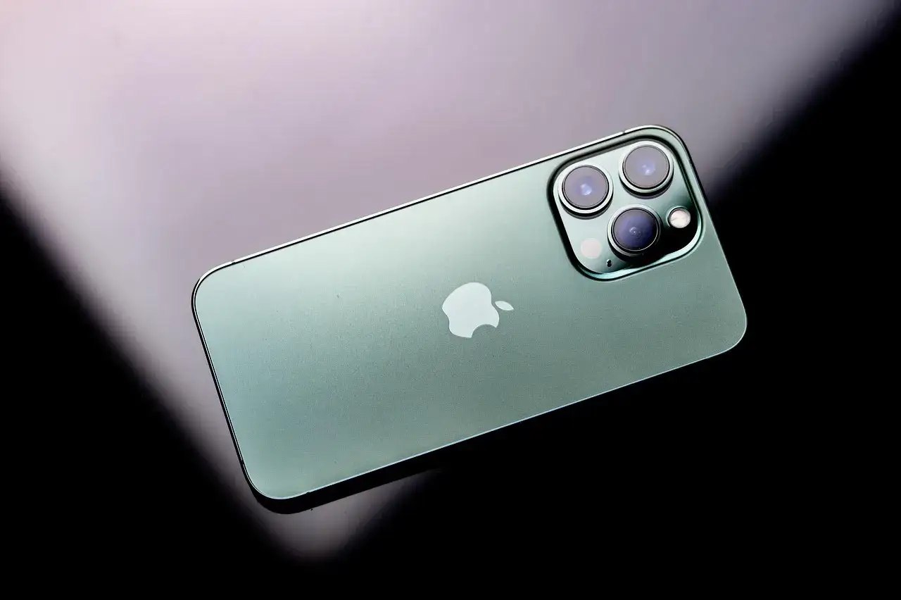 Zielony iPhone z potrójnym aparatem. Dowiedz się, jak przyspieszyć iPhone, by działał jak nowy.