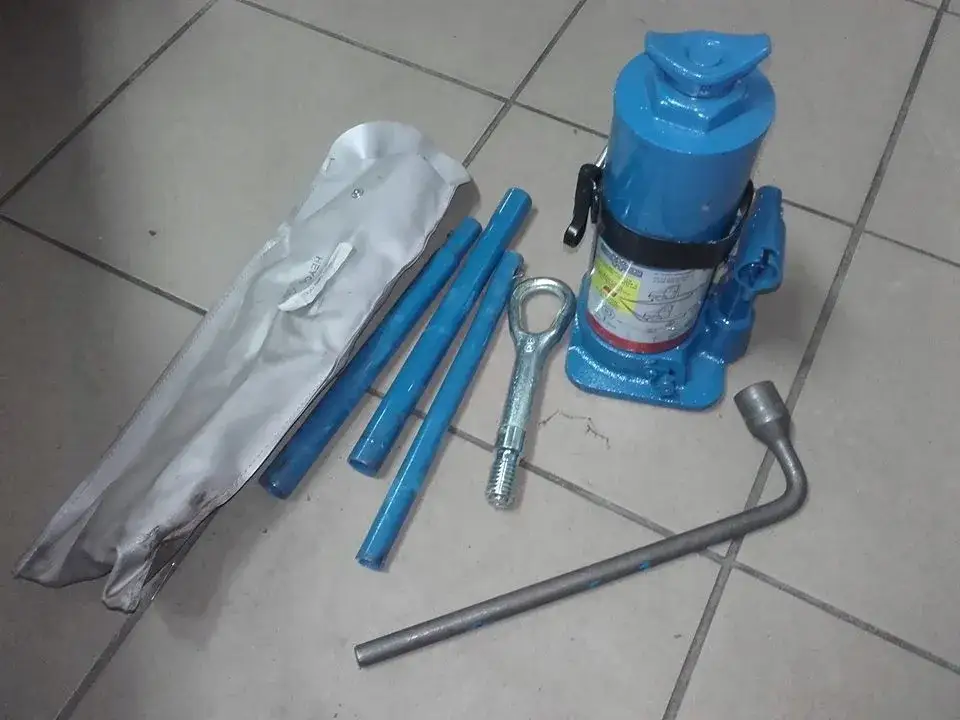 Gdzie jest lewarek w Mercedesie Sprinter? Sprawdź, jak go znaleźć i uniknij problemów!