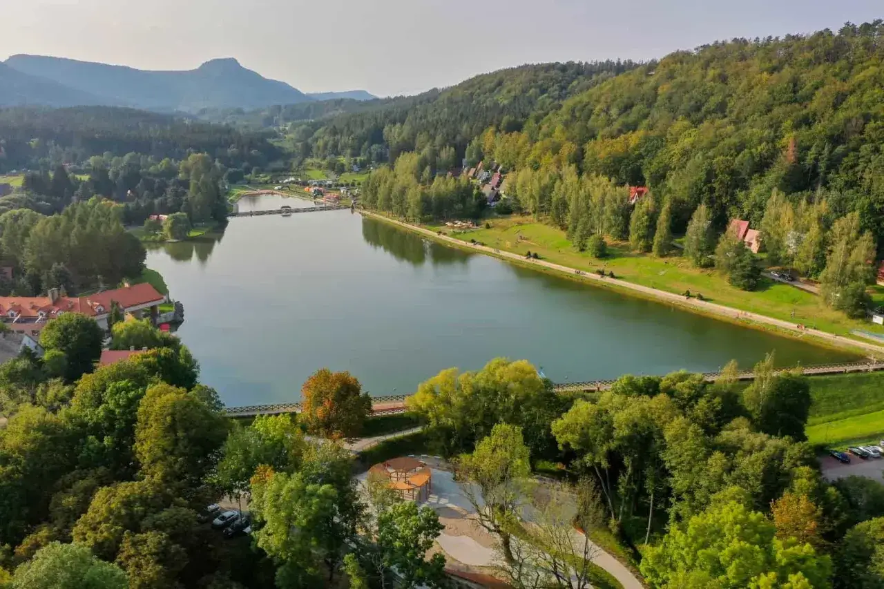 Dolnośląskie jeziora z dziećmi: Sprawdzone miejsca na udany wypad!