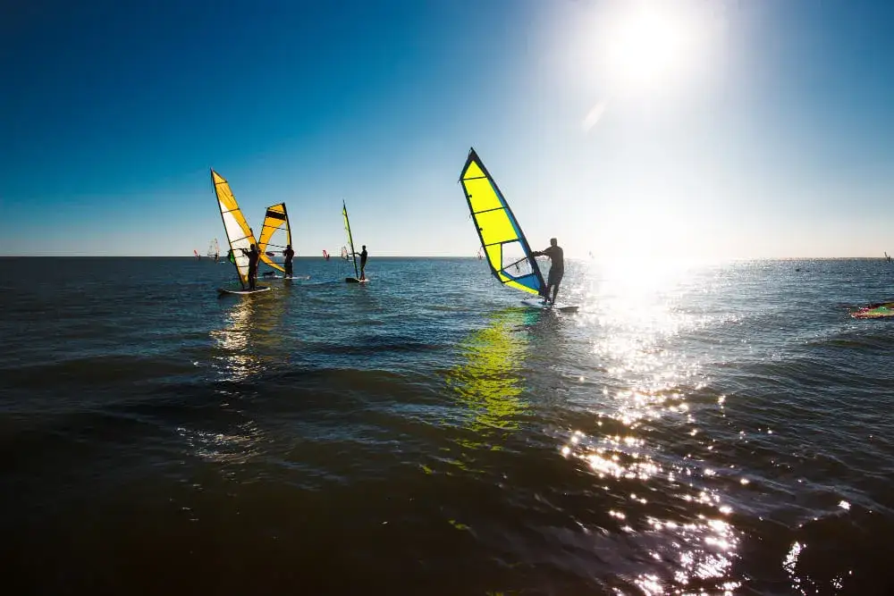 Windsurfing: Co to jest? Wszystko, co musisz wiedzieć na start