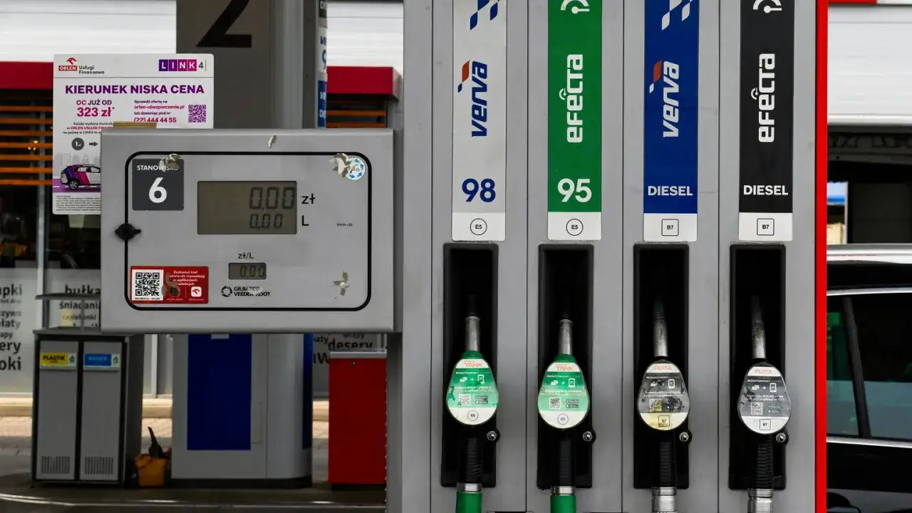 Dystrybutory paliwa na stacji benzynowej z widocznymi rodzajami paliwa: benzyna i diesel.
