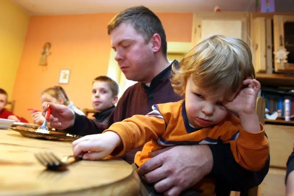 Rodzina zastępcza zawodowa ile zarabia? Sprawdź, ile możesz zyskać