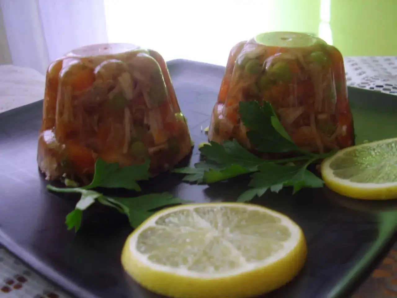 Idealne zimne nóżki z golonki: przepis na klarowną galaretę