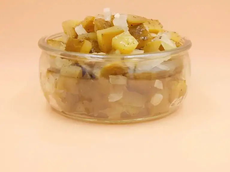 Surówka z kiszonych ogórków: przepis na idealny smak i chrupkość