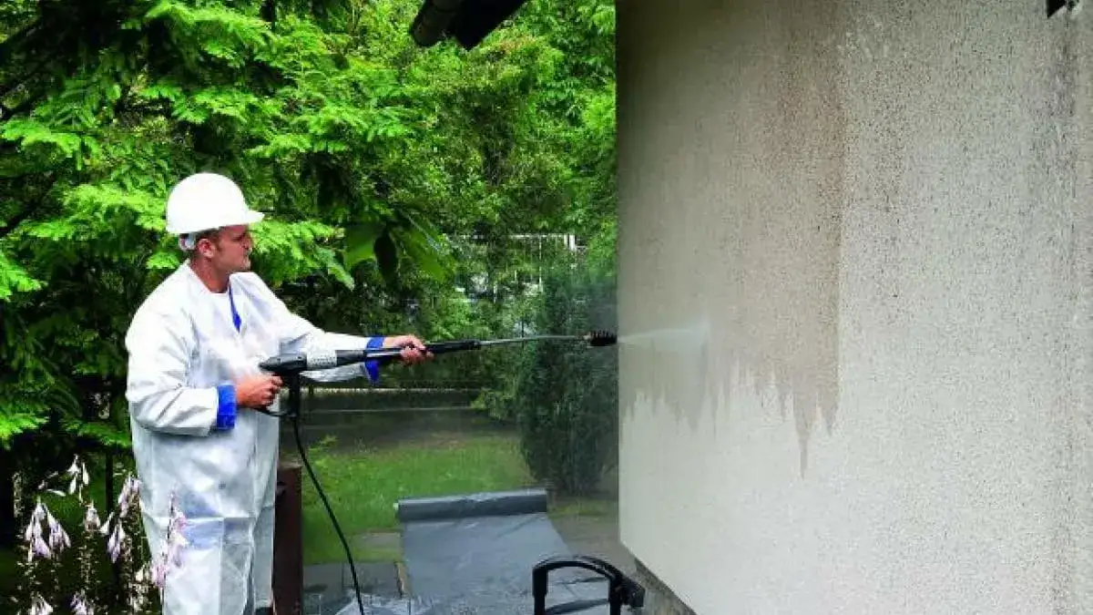 Łatwe sposoby na usunięcie pajęczyn z elewacji bez uszkodzeń ścian