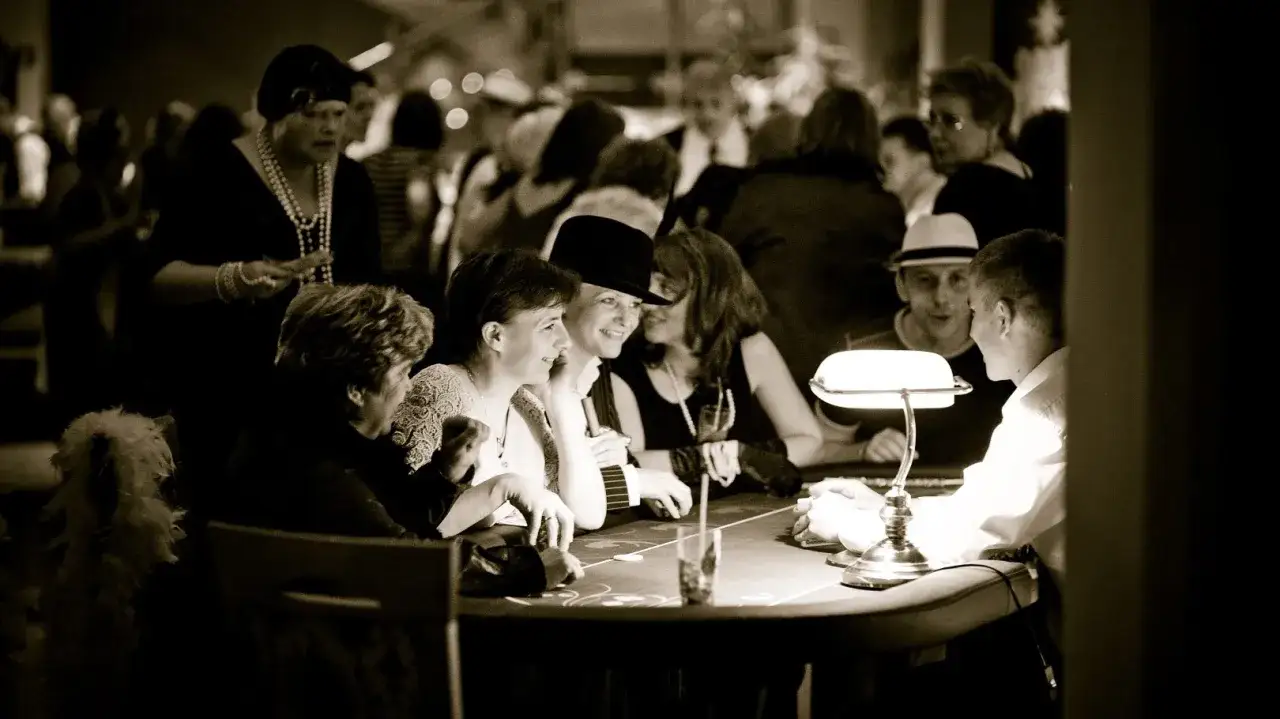 Impreza w stylu lat 20 30 – jak stworzyć niezapomniane wspomnienia