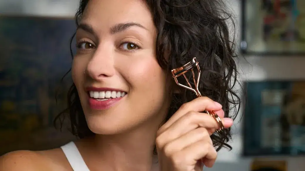 Jak podkręcać rzęsy zalotką, by uniknąć uszkodzeń i uzyskać efekt wow