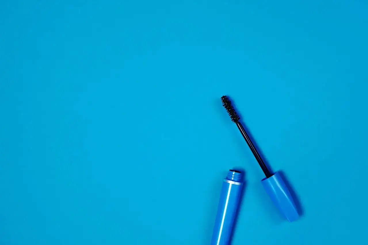 Niebieski tusz do rzęs dla kogo? Sprawdź, kto może go nosić