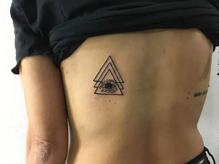 Oko Opatrzności tatuaż znaczenie - odkryj jego głęboką symbolikę