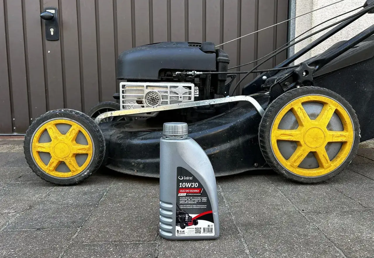 Jak spuścić olej z kosiarki? Poradnik krok po kroku i 3 metody