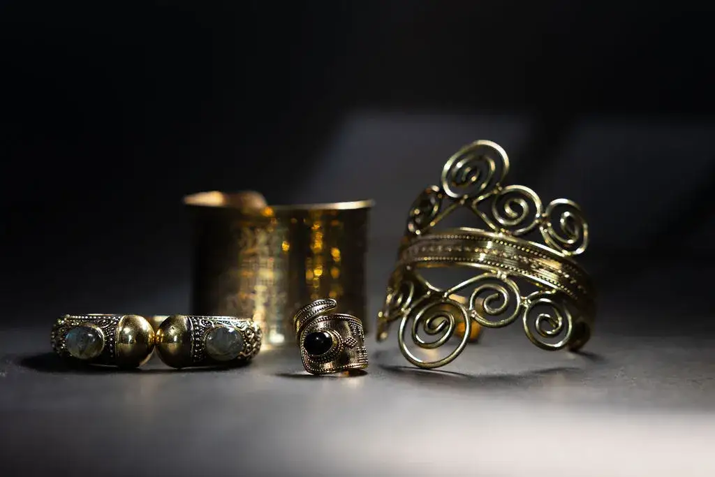 Mosiądz czernieje? Jak dbać i przywrócić blask biżuterii