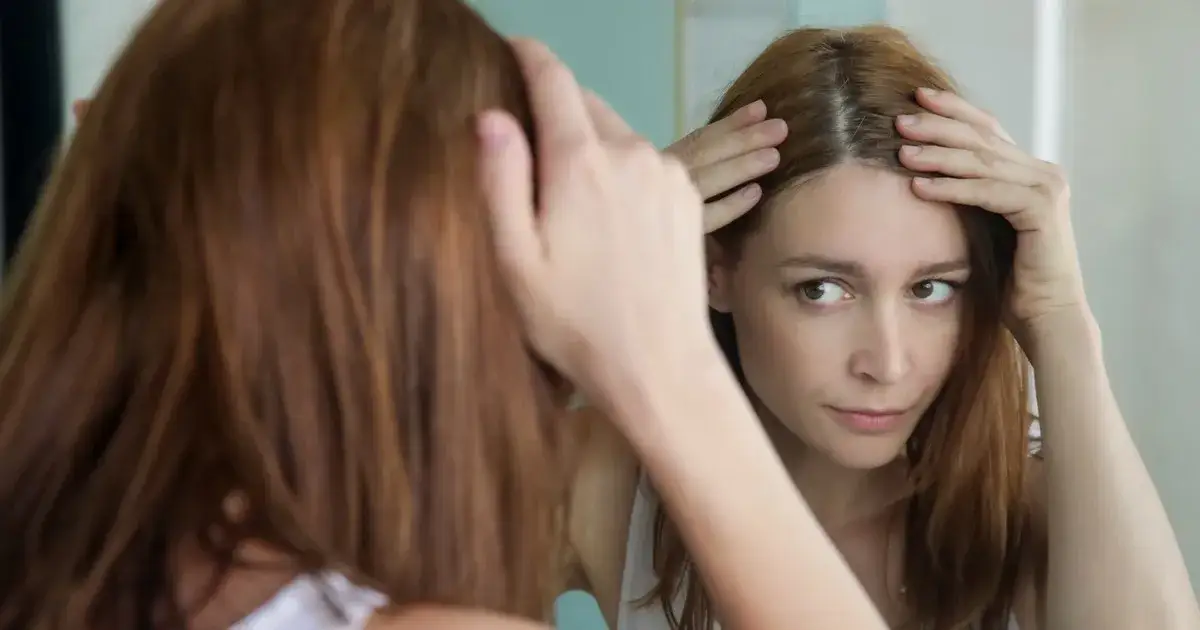 Jak zamaskować siwe odrosty bez farbowania – skuteczne metody na co dzień