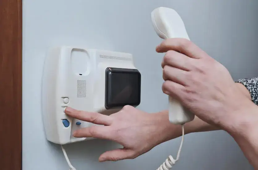 Jak otworzyć drzwi domofonem - proste metody na każdy typ systemu