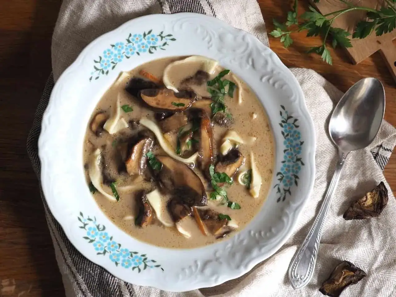 Zupa grzybowa: przepis, sekrety i jak uniknąć wpadek?