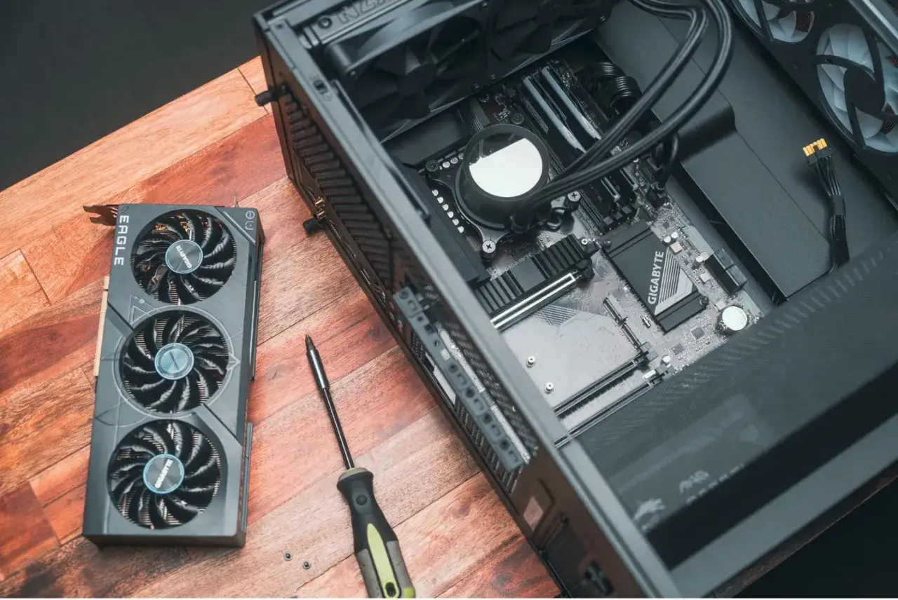 Składanie komputera, karta graficzna obok obudowy. Zastanawiasz się, jak sprawdzić, czy komputer jest monitorowany?