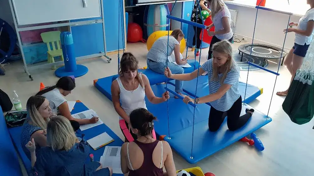 Ceny kursów integracji sensorycznej – porównanie ofert w Polsce