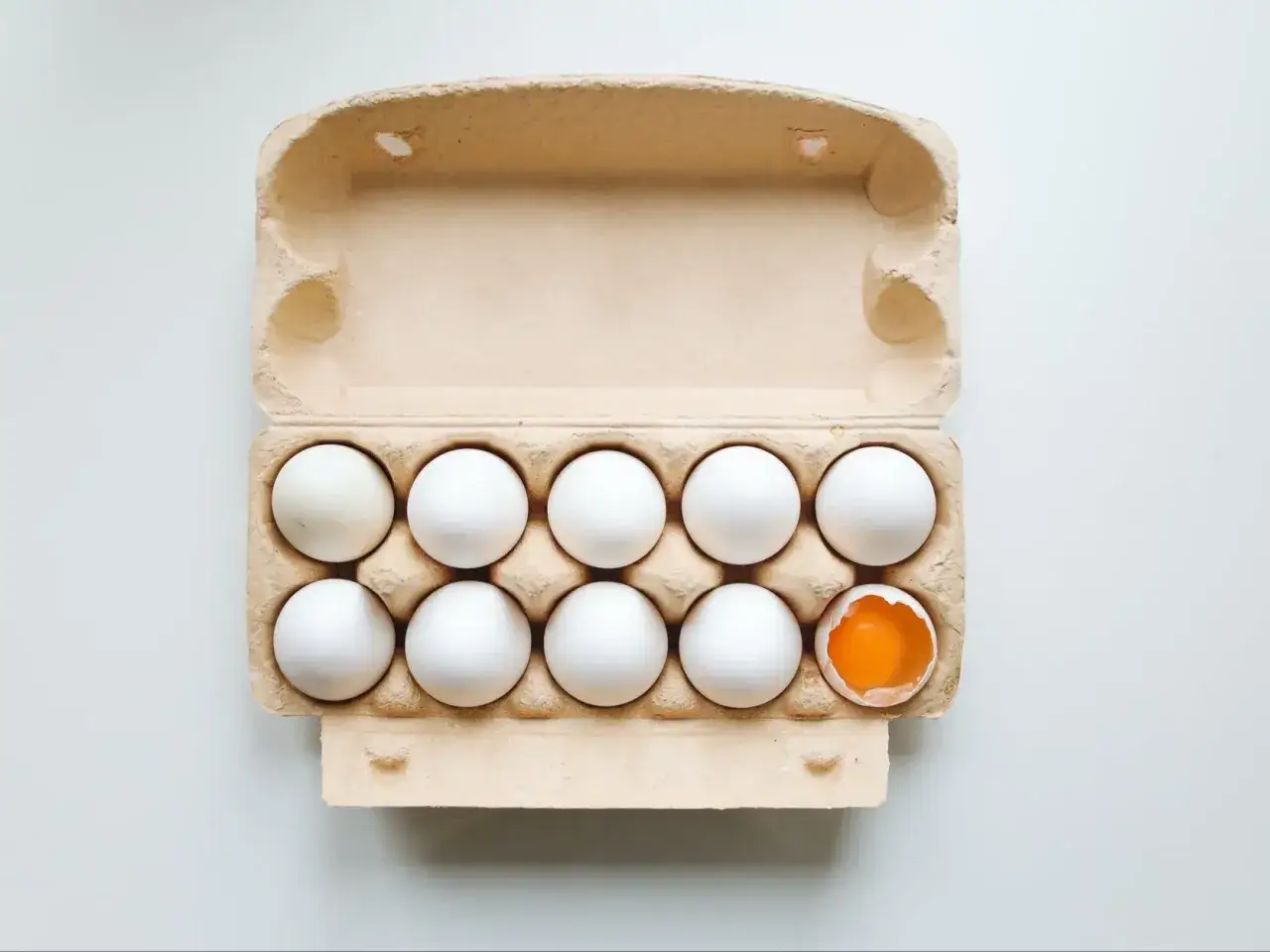Pudełko z jajkami, jedno rozbite. Czy jajka są wegetariańskie? To pytanie zadaje sobie wielu.